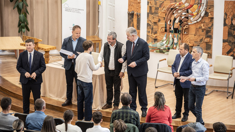 64 diákunkat, 3 csapatunkat és 30 tanárunkat díjazta